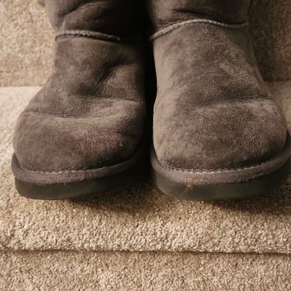 Ugg "Bailey" Button II Gray Short Suede Sheepskin Boots w/ Shearling Size 9 - Picture 5 of 13